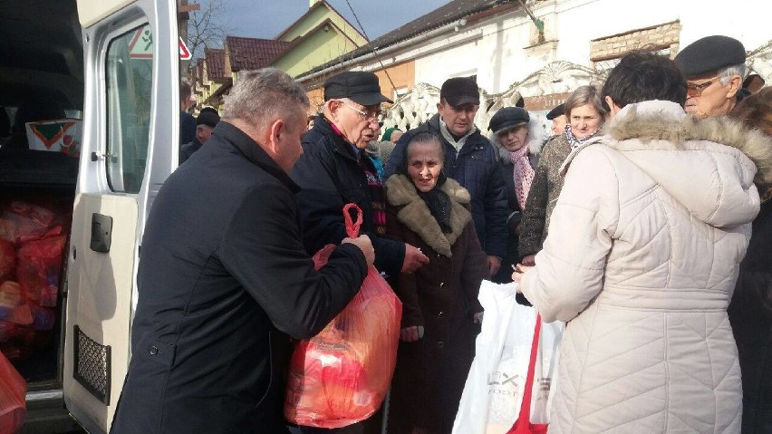 W Mościskach na Ukrainie podczas przekazywania paczek...