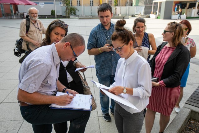 - Apelujemy do wojewody kujawsko-pomorskiego, by tym razem nie przeszkadzał w sprawie wprowadzenia w Bydgoszczy programu refundacji in vitro - mówią radni PO-SLD, wśród nich Monika Matowska i Jakub Mikołajczak