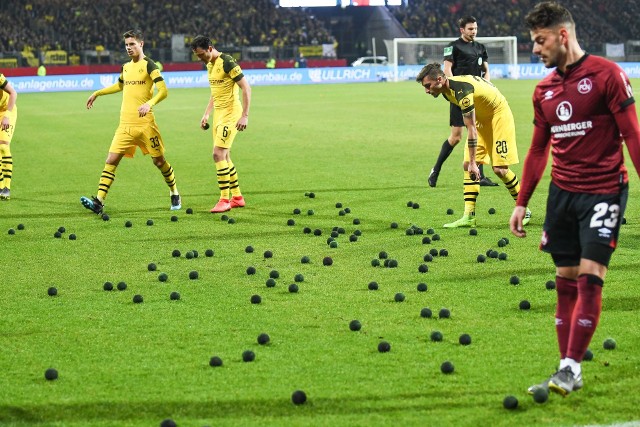 FC Nürnberg - Borussia Dortmund 0:0. Kibice gospodarzy protestowali przeciwko rozgrywaniu meczów w poniedziałki