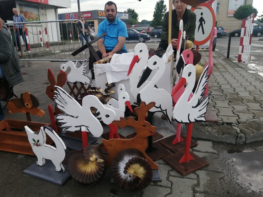 Na sobotniej giełdzie w Sandomierzu tradycyjnie było mnóstwo...