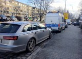 Wypadek na obwodnicy śródmiejskiej. Kierowca audi uderzył w radiowóz drogówki i toyotę [ZDJĘCIA]