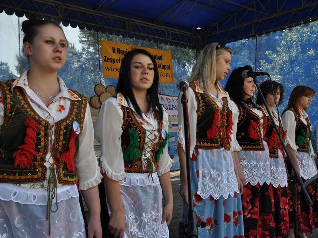 Zespół Jezioranki z Wierzchowa koło Szczecinka zaśpiewał na rozgrzewkę pikniku folk.