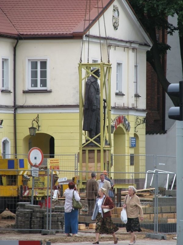 Pomnik Marszalka Józefa Pilsudskiego przeniesiono dziś przed...