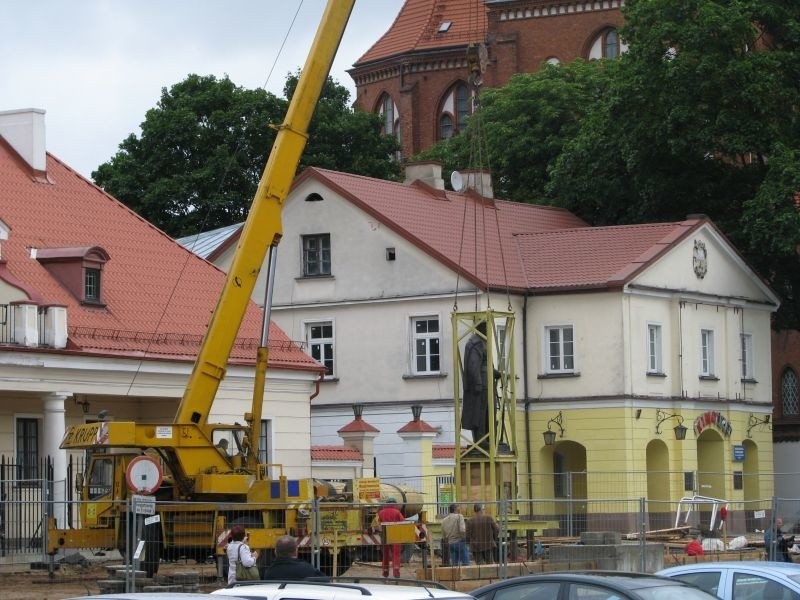 Pomnik Marszalka Józefa Pilsudskiego przeniesiono dziś przed...