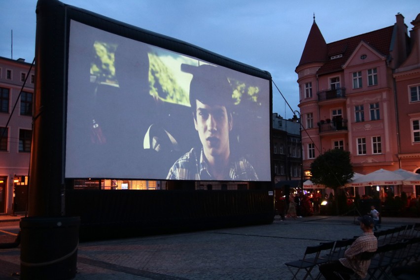 Lato na Starym Mieście w Grudziądzu. Letnie kino pod gwiazdami na Rynku [zdjęcia]