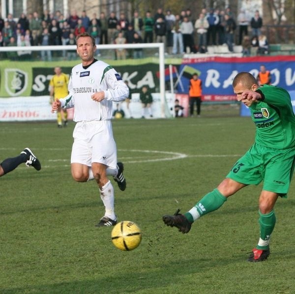 Piłkarze Stali Stalowa Wola (z piłką Janusz Iwanicki) grają w sobotę u siebie mecz "o sześć punktów&#8221; z Wartą Poznań.