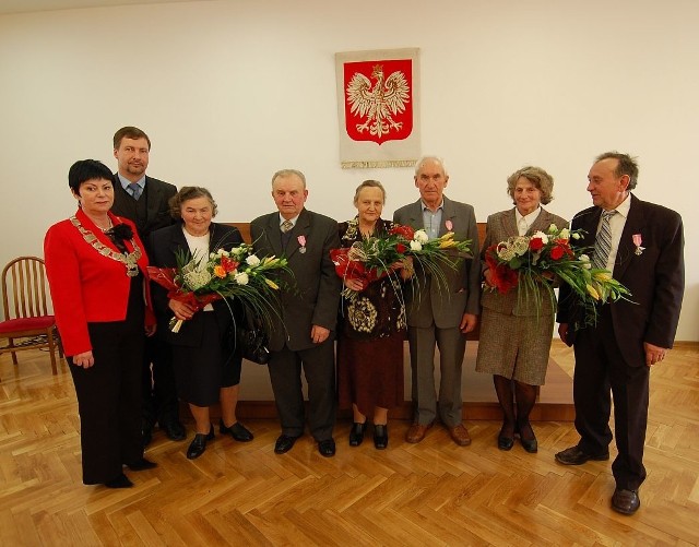 Złote gody obchodziły trzy pary z gminy Końskie. Na zdjęciu jubilaci z burmistrzami i kierownik USC w Końskich.