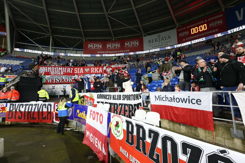 Kibice reprezentacji Polski na stadionie w Cardiff.