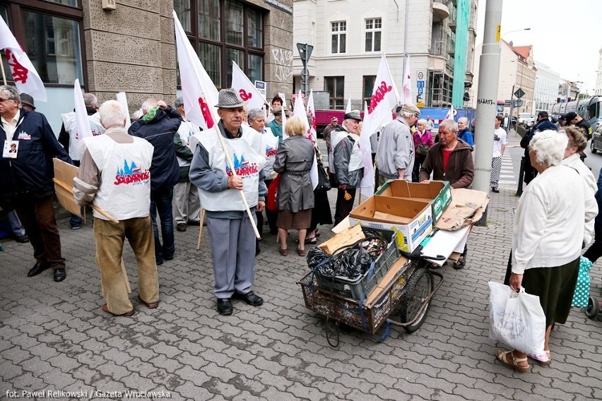 Wrocław: Emeryci blokowali ulicę Piłsudskiego (ZDJĘCIA)