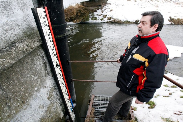 Instytut Meteorologii i Gospodarki Wodnej ostrzega o coraz trudniejszej sytuacji na dolnośląskich rzekach. Dla całego Dolnego Śląska obowiązuje ostrzeżenie II stopnia (trzystopniowa skala) przed wzrostami poziomu wód w związku ze spływem wód roztopowych. IMGW mówi o możliwości przekroczenia stanów ostrzegawczych, niewykluczone wzrosty powyżej stanów alarmowych. Właśnie taką sytuację mamy teraz w dwóch miejscach w regionie. Stan alarmowy przekroczyła m.in. Ślęza pod Wrocławiem.Czytaj więcej, sprawdź stan rzek i prognozy. Przejdź dalej przy pomocy strzałek lub gestów na smartfonie. 