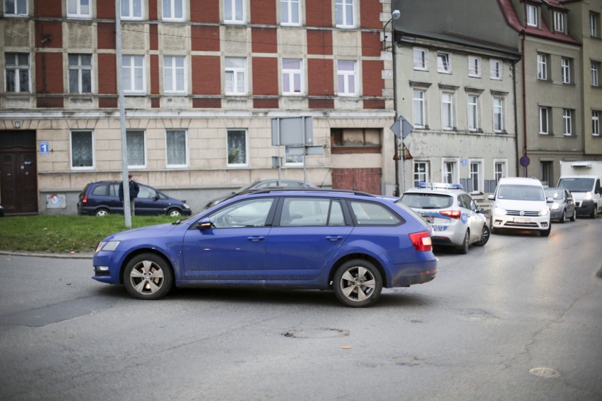 Kolizja na skrzyżowaniu w Słupsku. Powstały trudności z przejazdem [zdjęcia]