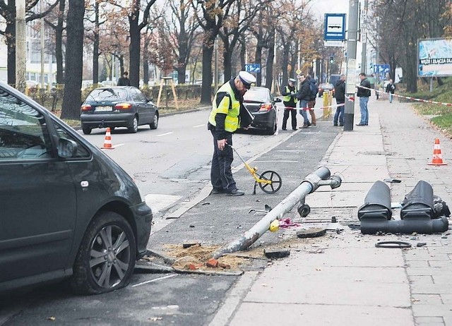 Listopad 2013 rok. Tragiczny wypadek na przejściu dla pieszych przez aleję Piastów. Budowa kładki dla pieszych nie jest brana pod uwagę, jedyne co można zrobić to skrócić czas oczekiwania na zielony sygnał dla pieszych, ale kosztem aut jadących Piastów. 