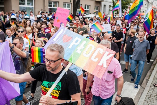 10.08.2019 plock pierwszy plocki marsz rownosci i kontrmanifestacja w obronie tradycyjnych wartosci lgbt policja parada rownosci  teczowa flaga tecza nz