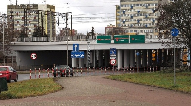 Wiadukt kolejowy u zbiegu ulic Bohaterów Warszawy, Morskiej i al. Armii Krajowej.