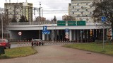 Pojazd przewożący koparkę uszkodził wiadukt przy ulicy Bohaterów Warszawy w Koszalinie. To kolejne takie zdarzenie w ostatnich dniach