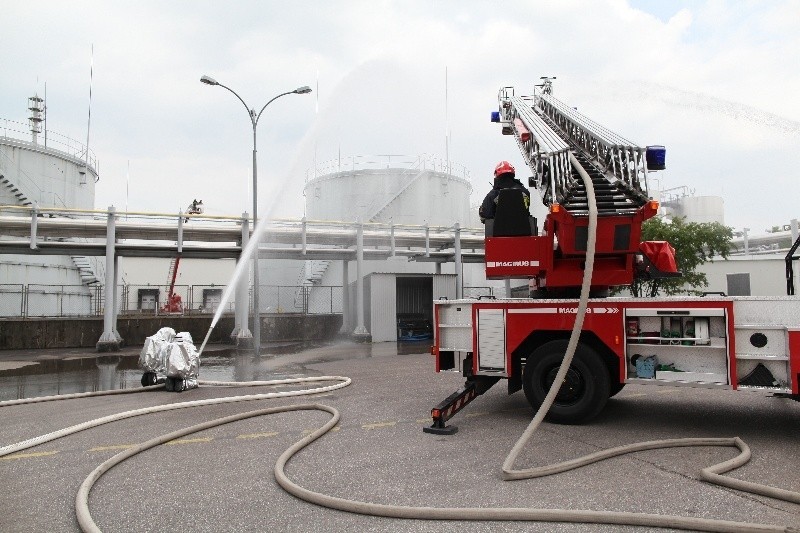 Ćwiczenia strażaków w Polmosie
