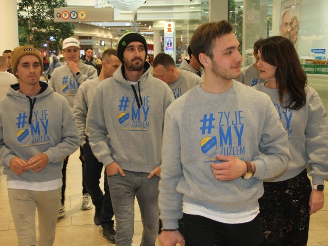 Żużlowcy Get Well po raz pierwszy w tym roku spotkali się z kibicami. W jednym z toruńskich centrów handlowych niemal wszyscy zawodnicy z podstawowego składu rozdawali autografy, robili sobie wspólne zdjęcia z kibicami, a także wręczali klubowe koszulki. W promocyjnej akcji uczestniczyli m.in. Jason Doyle, bracia Chris i Jack Holderowie, Niels Kristian Iversen czy Norbert Kościuch. Zabrakło natomiast poobijanego Rune Holty.