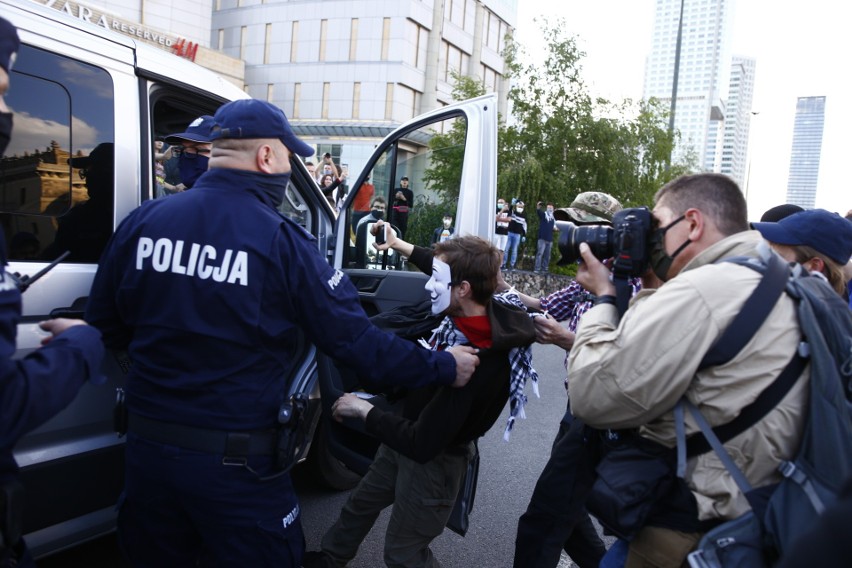 Strajk przedsiębiorców w Warszawie 8 maja [zdjęcia] Manifestanci otoczeni przez policję. Paweł Tanajno: Nie dajcie się wystraszyć mandatami