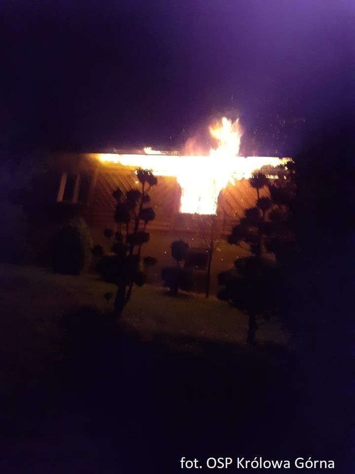 Pożar w Kamionce Wielkiej. Drewniany dom spłonął niemal w całości. W środku było pięć osób, dwie z nich wyniósł mieszkaniec [ZDJĘCIA]