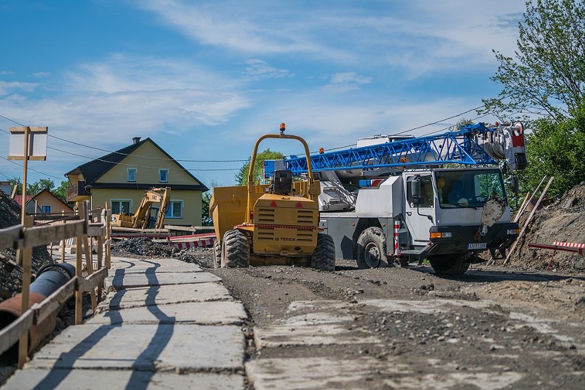 Kąclowa. Estakada rośnie nad osuwiskami