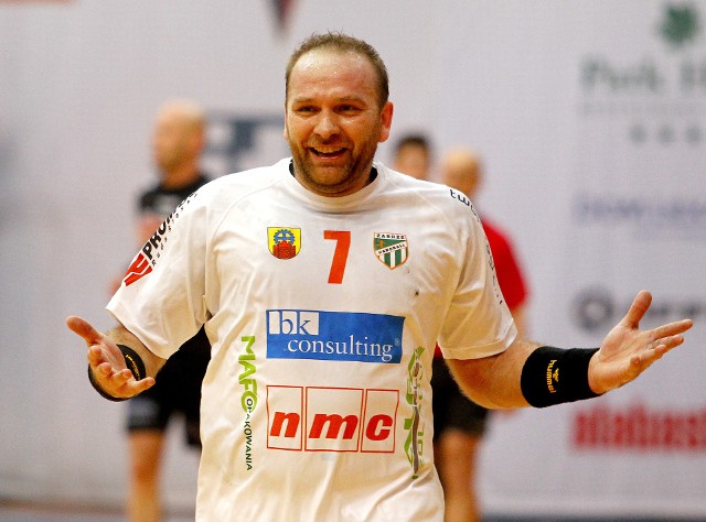 Mariusz Jurasik - w stroju Górnika Zabrze, gdzie również był grającym trenerem.
