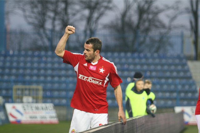 Paweł Brożek celebruje radość po swoim pierwszym golu w meczu Ruchem Chorzów