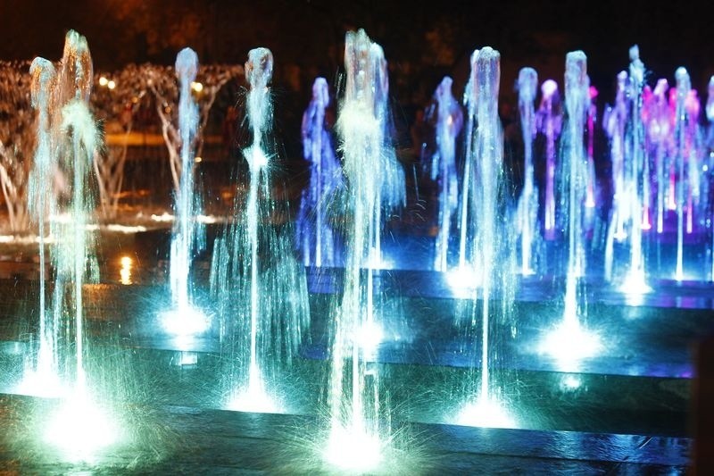 Działa fontanna przy Pleciudze