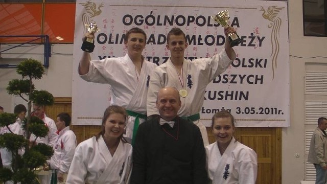 Zawodnicy Ostrołęckiego Klubu Karate Kyokushin z sensei Wiesławem Orzołem.