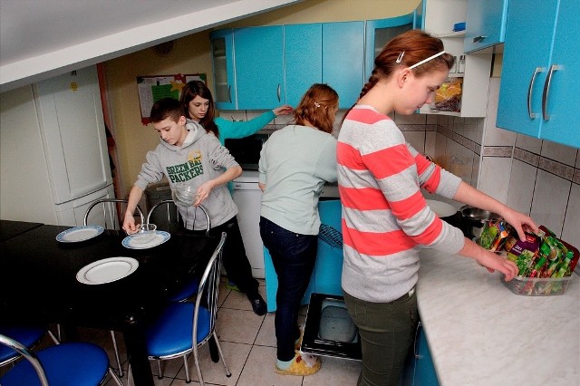 Dzięki dyżurom w kuchni wszystkie dzieciaki mają pojęcie  w gotowaniu, wypiekach i organizacji spiżarni