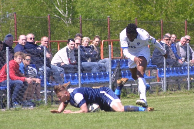 Jutrzenka (niebieskie stroje) pokonała Skawinkę 2:0