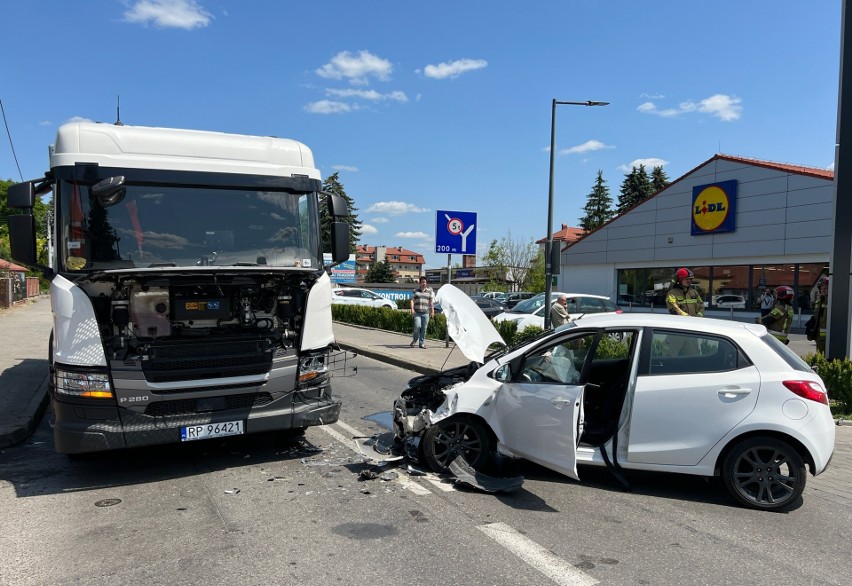 W zderzeniu dwóch osobówek: mazdy i opla oraz śmieciarki,...