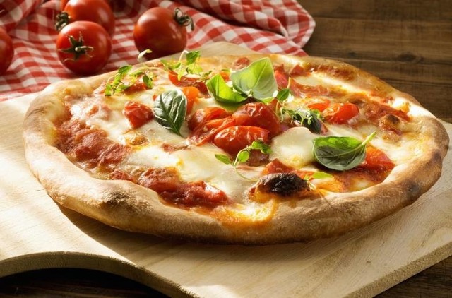 W minioną niedzielę (9.02) obchodziliśmy Międzynarodowy Dzień Pizzy. Z tej okazji zapytaliśmy naszych Czytelników, które pizzerie lub lokale, w których można zjeść to pochodzące z Włoch danie, polecają najbardziej. Jak zwykle nie zawiedliście! Oto najlepsze pizzerie w Toruniu według Was! Najlepsze pizzerie w Toruniu według Czytelników "Nowości"CZYTAJ DALEJ >>>>>>Czytaj także: Przestępcy z Kujawsko-Pomorskiego ścigani listami gończymi. Oni ukrywają się przed policjąPolecamy: Tych budynków w Toruniu już nie ma. Na pewno większość z nich pamiętacie [ARCHIWALNE ZDJĘCIA]Chcesz być na bieżąco z najnowszymi informacjami o kulinarnej stronie Torunia? Dołącz do naszej grupy na Facebooku: Gdzie dobrze zjeść w Toruniu?