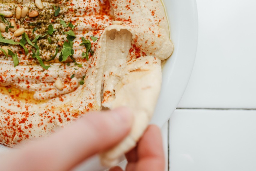 Hummus tradycyjnie je się z chlebkiem czy też plackiem pita.