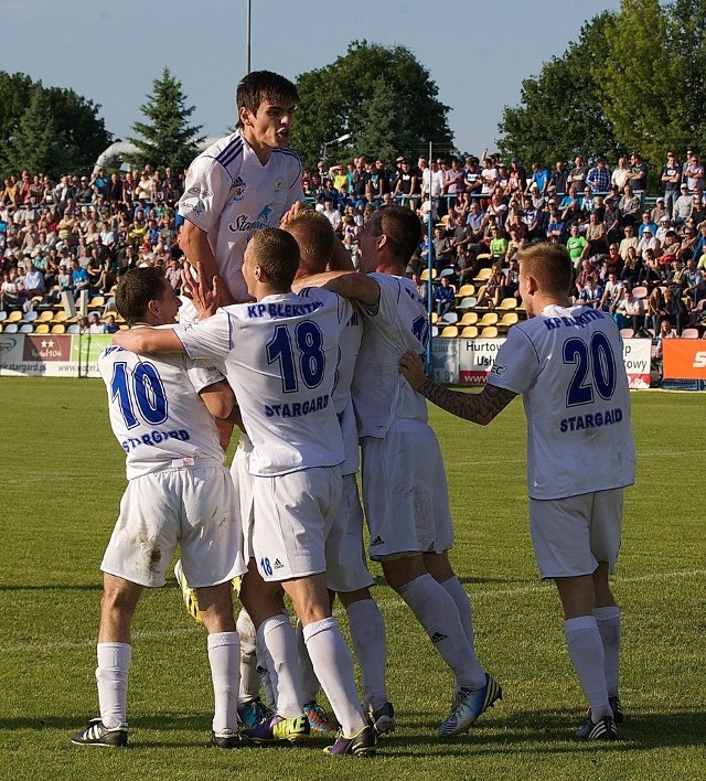 Maciej Liśkiewicz (na górze) i jego koledzy z Błękitnych Stargard imponują w tym sezonie bardzo dobrą dyspozycją.