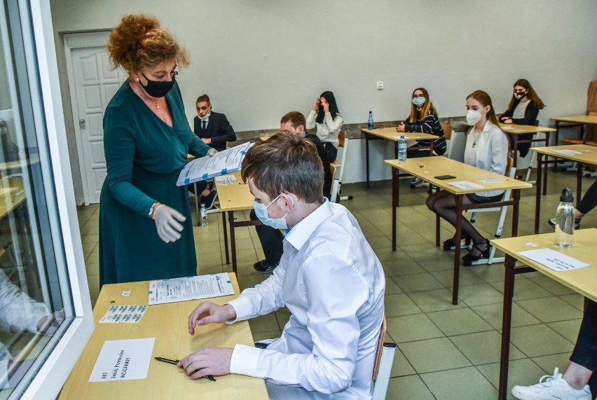 Osmoklasiści w 2022 r. będą pisać trzy egzaminy: z języka...