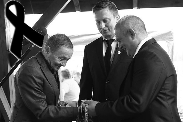 Janusz Bieroń (z lewej) podczas jubileuszu Wiarusów Igołomia; w środku prezes klubu Paweł Żabicki, z prawej wiceprezes Tomasz Król