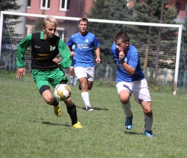 Piłkarze Siarki (zielono-czarne stroje) przegrali w Rzeszowie ze Stalą SprintExpress 0-2.