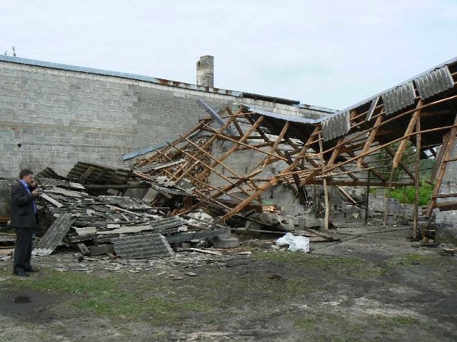 Trąba powietrzna całkowicie zniszczyła dwa budynki. Uszkodziła dachy kilku innych.