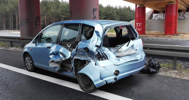 Do wypadku doszło w sobotę (29 kwietnia) na drodze S3 koło Zielonej G&oacute;ry. Z pierwszych ustaleń policji wynika, że motocyklista uderzył w dwa auta osobowe. Ranny mężczyzna trafił do szpitala.Osobowa honda jechała w kierunku Nowej Soli. W pewnym momencie kierujący zaczął zwalniać. Niestety nie dostrzegł tego jadący z tyłu motocyklista. Nie wyhamował i z dużą siłą uderzył w tył hondy.Motocyklista przewr&oacute;cił się, a ciężka maszyna po odbiciu się od auta i wpadła na przeciwległy pas ruchu. Tam uderzyła w jadącego z naprzeciwka volkswagena. Na miejsce wypadu przyjechały służby ratunkowe. Rannego motocyklistę do szpitala zabrała karetka. Na trasie wprowadzono ruch wahadłowy.Policja wyjaśnia dokładny przebieg wypadku. Zobacz też: Tragiczny wypadek na S3. Zginęło sześć os&oacute;b. Jechali do pracy&lt;script class=&quot;XlinkEmbedScript&quot; data-width=&quot;700&quot; data-height=&quot;380&quot; data-url=&quot;//get.x-link.pl/acaea42a-daa7-8c26-67c8-deb0d22b2244,40d1c1e3-aa11-a68e-437f-2393ea3ed31c,embed.html&quot; type=&quot;application/javascript&quot; src=&quot;//prodxnews1blob.blob.core.windows.net/cdn/js/xlink-i.js&quot;&gt;&lt;/script&gt;&lt;center&gt;&lt;div class=&quot;fb-like-box&quot; data-href=&quot;https://www.facebook.com/gazlub/?fref=ts&quot; data-width=&quot;600&quot; data-show-faces=&quot;true&quot; data-stream=&quot;false&quot; data-header=&quot;true&quot;&gt;&lt;/div&gt;&lt;/center&gt;