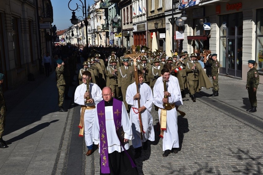 Nowy Sącz. Tłumy sądeczan na powtórnym pochówku gen. Bronisława Pierackiego