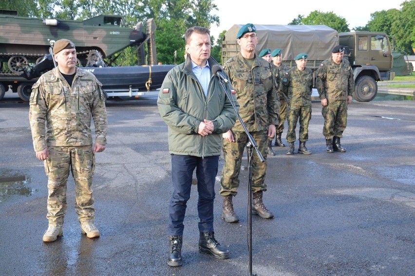 Minister Obrony Narodowej Mariusz Błaszczak w garnizonie w Nisku odebrał meldunek o pomocy wojska w rejonach zagrożonych powodzią