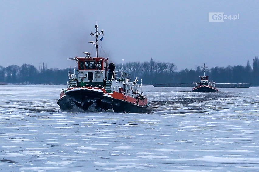 Lodołamacze kruszą lód w woj. zachodniopomorskim