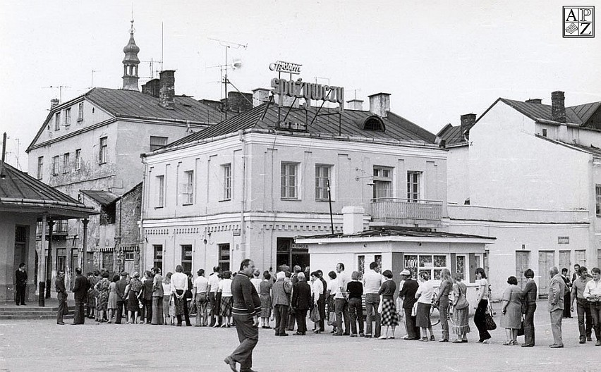 Kolejka na placu Stefanidesa w Zamościu