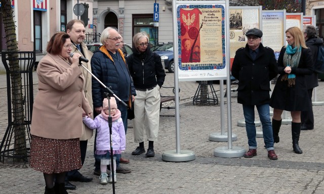 Na Rynku w Grudziądzu otwarto wystawę plenerową „Grudziądzkie ślady Powstania Styczniowego”. Oglądać ją tutaj będziemy mogli do 28 kwietnia