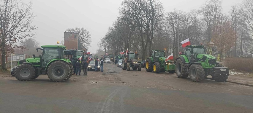 Rolnicy zbierają się do protestu w Barwicach