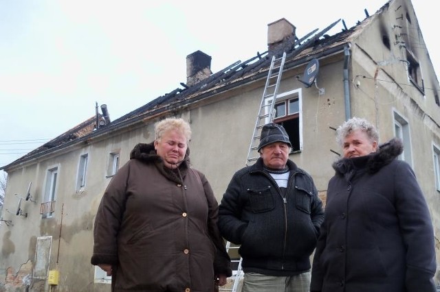 Od lewej: Pani Urszula, pan Bronisław i pani Helena. Poszkodowani w pożarze potrzebują pomocy, bo w ogniu stracili cały dobytek.