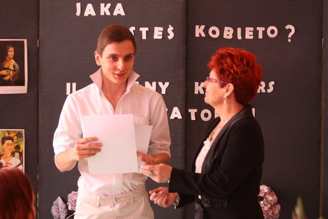 Najlepszym recytatorom nagrody wręczyła Ewa Osińska, dyrektorka Zespołu Szkół Skórzano &#8211; Odzieżowych, Stylizacji i Usług w Radomiu.