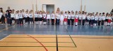 Zespół Szkół Publicznych w Szewnie dołączył do akcji Szkoła do hymnu. Zobacz zdjęcia