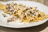 Pomysł na obiad. Spaghetti a la carbonara z boczkiem, pieczarkami i tartym parmezanem [PRZEPIS]