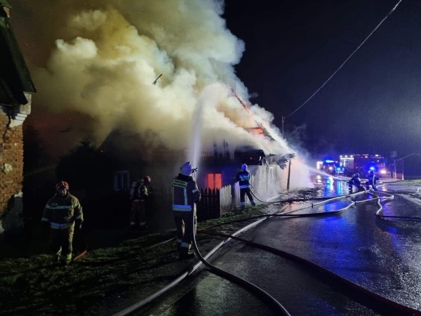 Pożar na Dolnym Śląsku. W Idzikowie dom jednorodzinny spłonął doszczętnie [ZDJĘCIA]